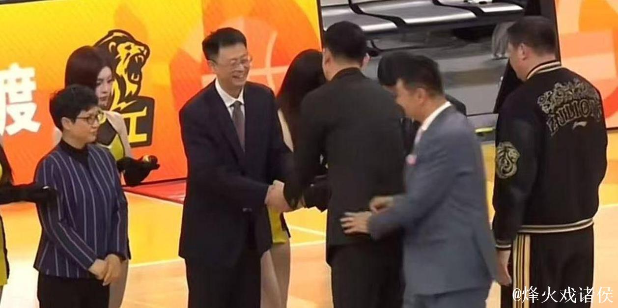 不给冠军面子?为王博颁戒指掉地上,楼明更衣室领奖,球迷:太教条了 不给冠军面子?为王博颁戒指掉地上,楼明更衣室领奖,球迷:太教条了